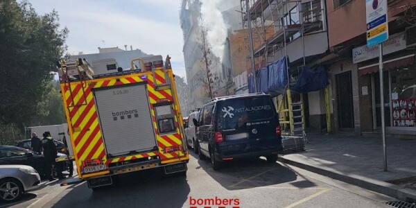 Incendio en Sant Boi: 6 dotaciones de Bomberos extinguen un incendio en la Plaza de la Generalitat